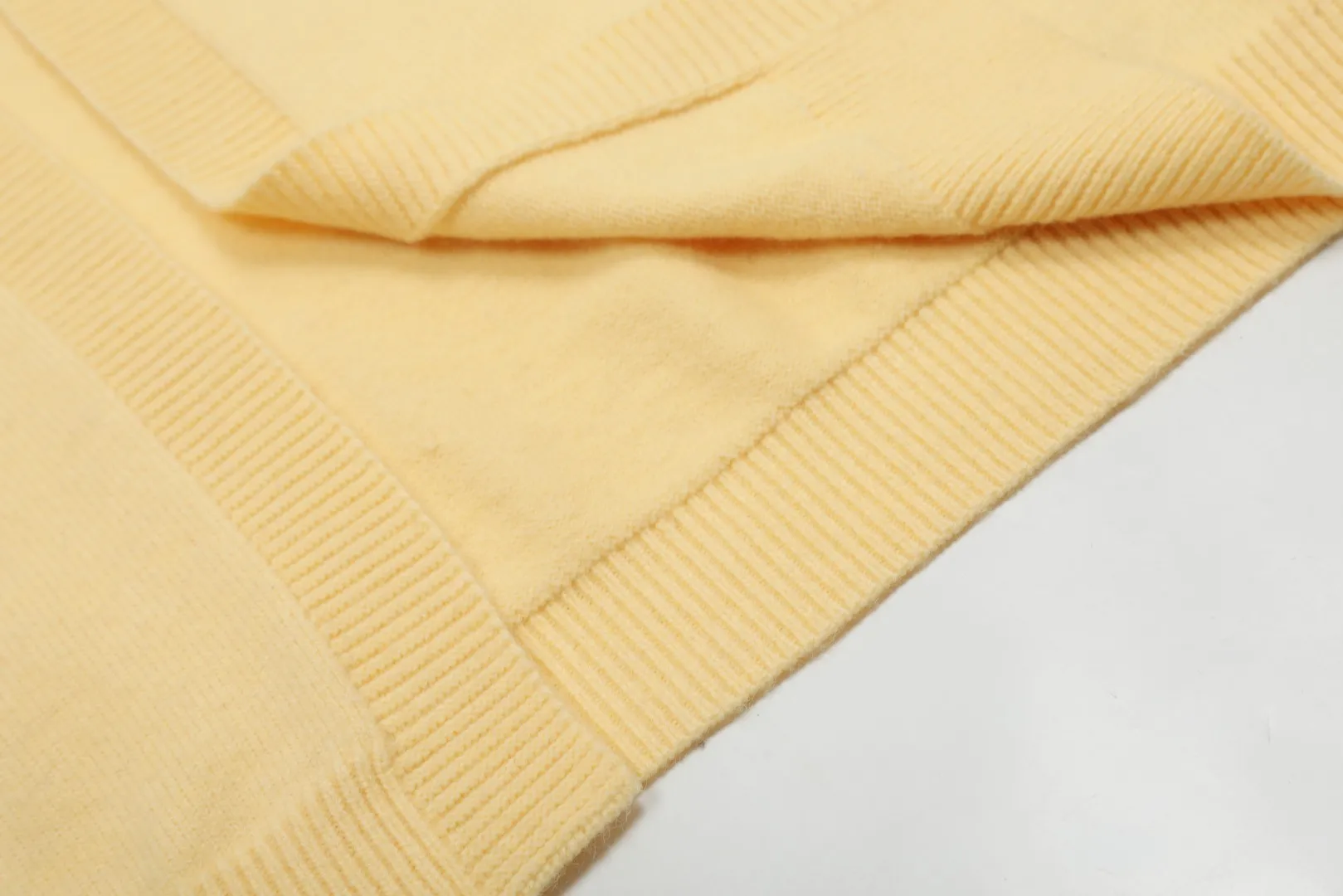 P220 Top quality" Style number: DS016# [Ralph Lauren V-neck solid color pony embroidered logo wool velvet knitted shawl cardigan] ✅Ralph Lauren Lazy‌oversize style basic classic versatile ten-color shawl cardigan ✅Main supplier platform live broadcast Wholesale entities Out of stock will be replenished Not off the shelf ✅ZP quality 1:1 version Can scan the code to enter the GF website Counter quality ✅Details and quality are the only one in Guangzhou. Light luxury wool. Focus on high-end. Cost-effective. Needless to say good quality. ✅Restore the original version. Can wear 190 pounds. Loose, comfortable and stress-free. ✅Loose upper body, oversize and lazy style. Must-have style for goddess ootd. ✅Good-looking clothes are never picky. Recommended for goddess wardrobe. Taro Purple, Light Khaki, Chinese Red, Anchor Red